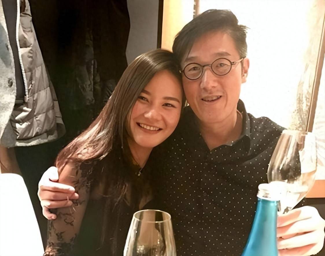 67岁香港富商婚外情网红9年 5年4胎原配不知