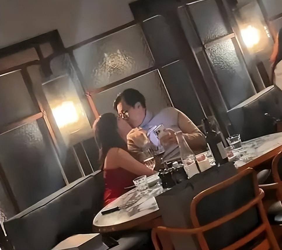 67岁香港富商婚外情网红9年 5年4胎原配不知