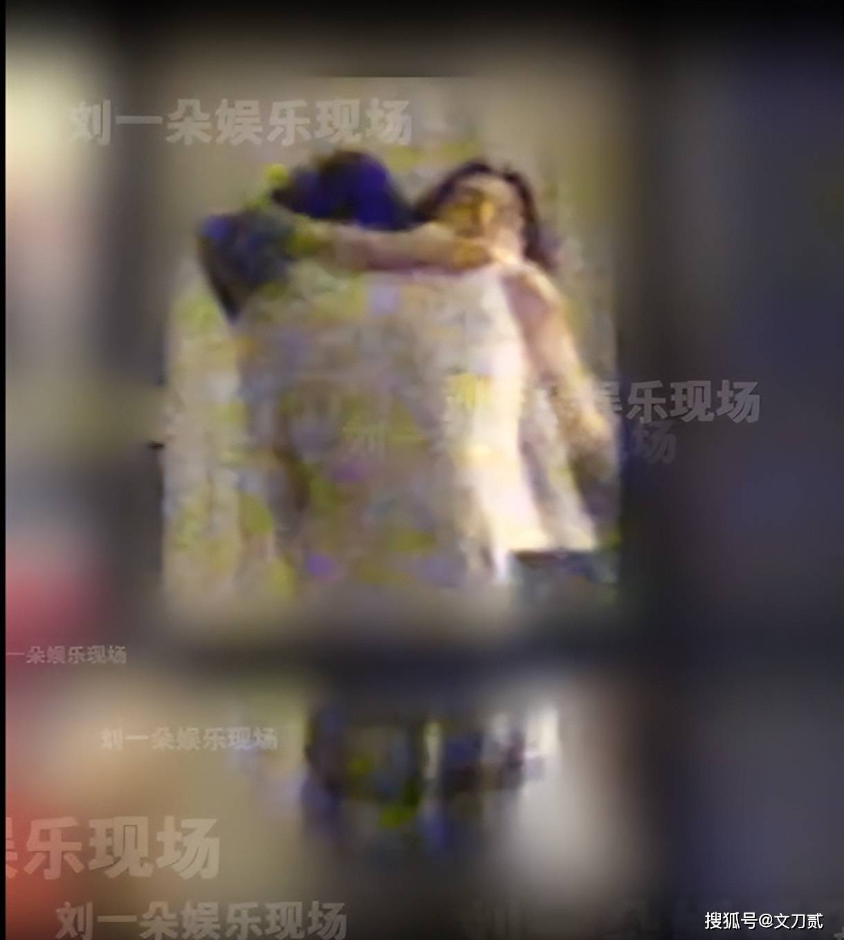 女顶流卧室拥吻被拍!男方身份被扒