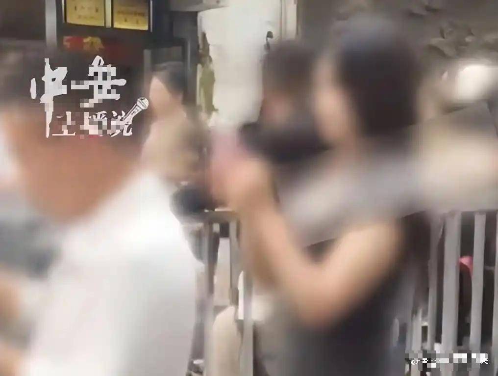 湖南两女铁笼游街后续:相关人员被依法处理