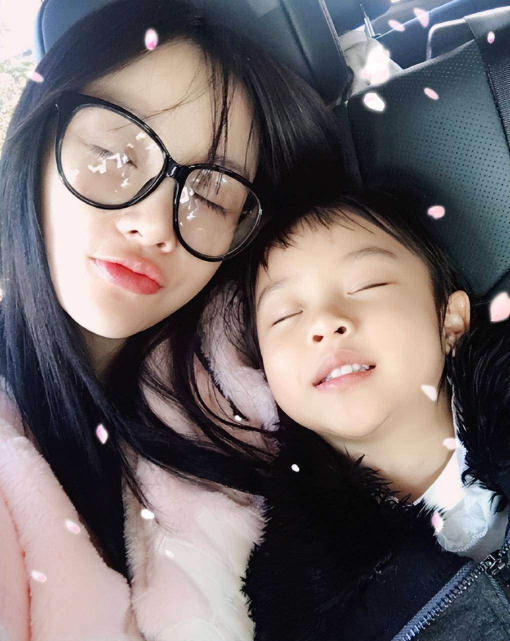 李小璐素颜带娃逛超市，人设崩塌后近况引热议