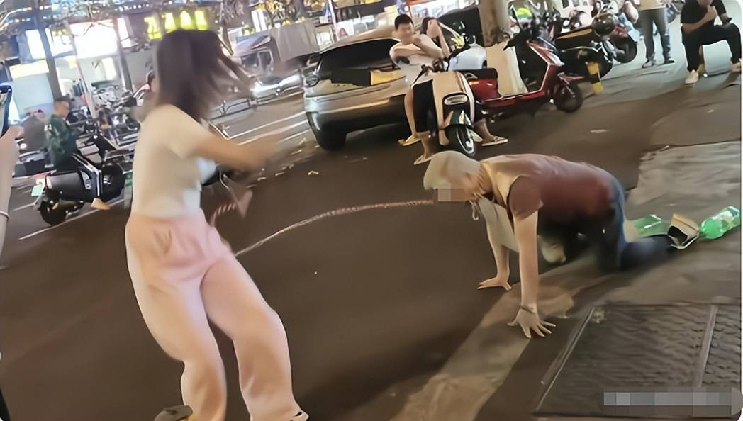 湖南两女铁笼游街后续:相关人员被依法处理