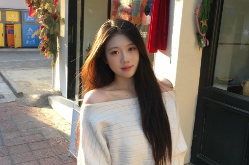 21岁女靠自身形象年赚8300万美元:低俗经济真相