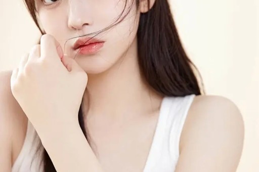 斗鱼女主播忘关摄像头，私密画面致人设翻车