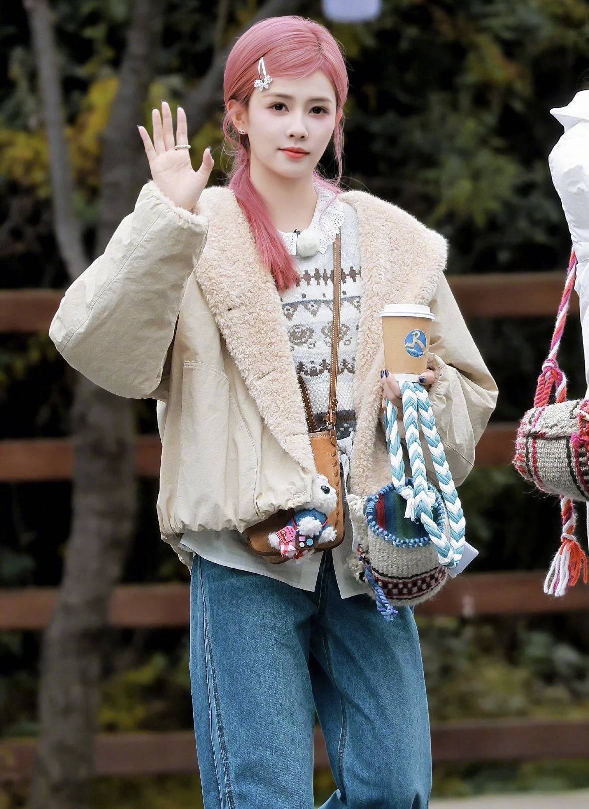 白鹿人设崩塌：从元气少女到全网群嘲
