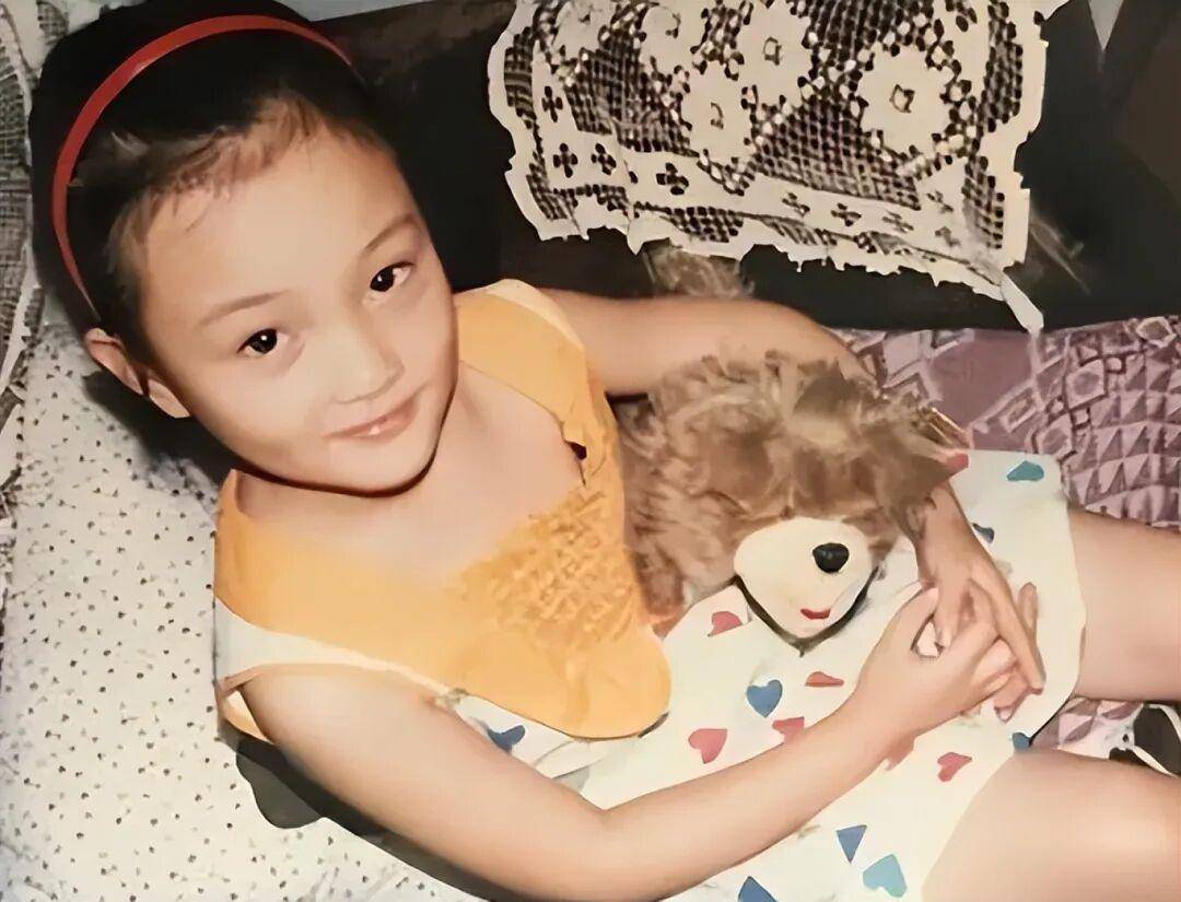 李小璐毁事业婚姻,女儿承受代价