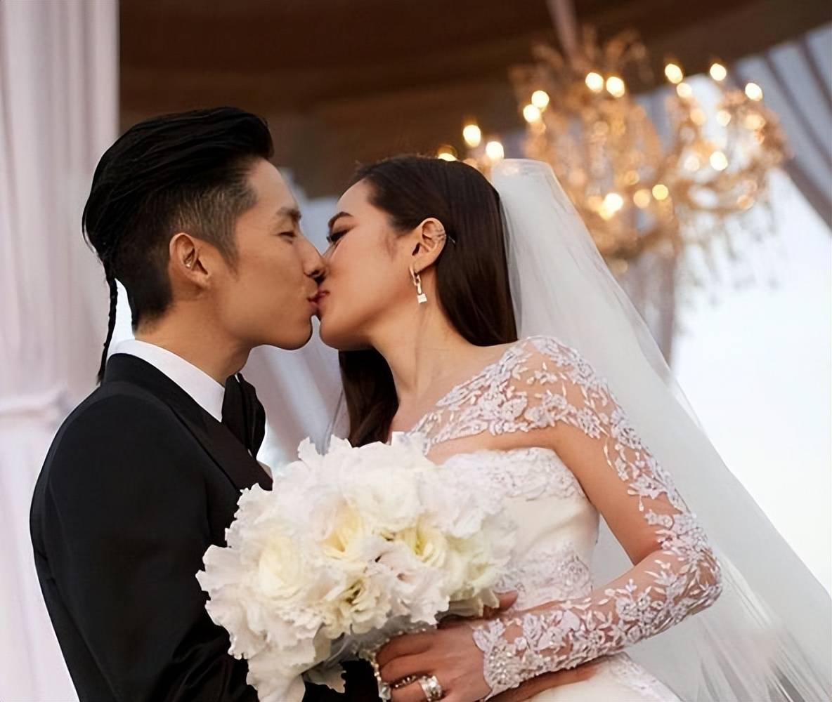 1个月4瓜:二婚、起诉、前顶流恋爱脑、韩红道歉