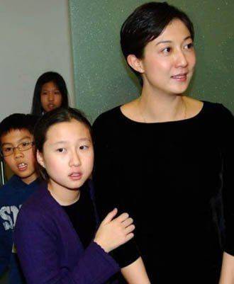 吴绮莉曝成龙拒认女原因:从未要求亲子鉴定