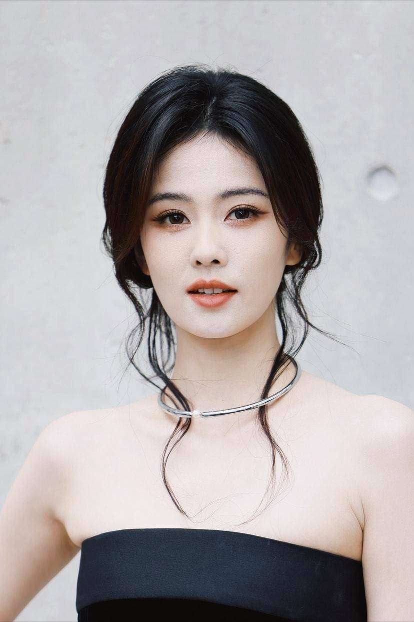 白鹿人设翻车争议：真性情还是低情商？