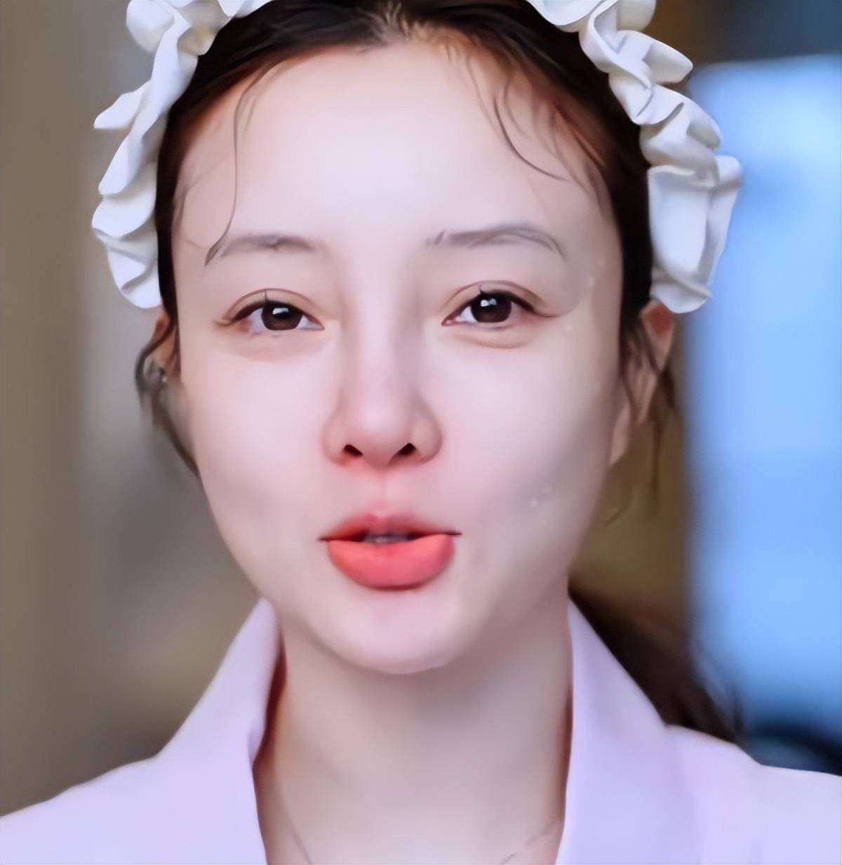 李小璐素颜带娃逛超市,近况引关注
